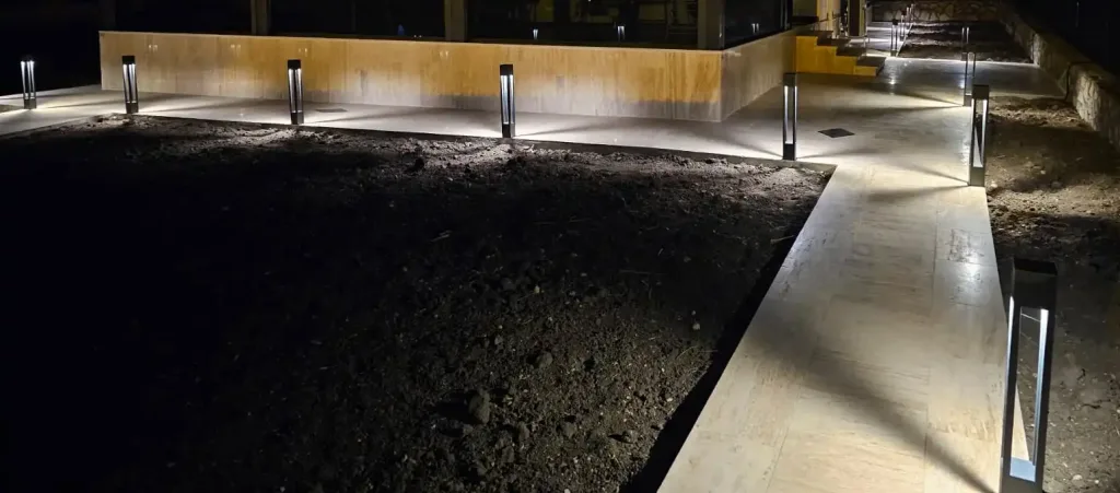 Villa Önünde Sıralı Bollard Aydınlatmalar